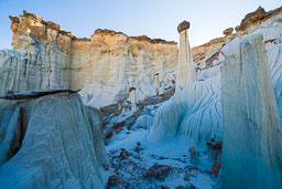 hoodoo-distance-rock-ledge_v1.jpg